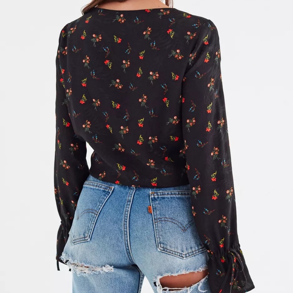 Urban Outfitters V-neck Cinched Floral Top, Small - Picture 4 of 11